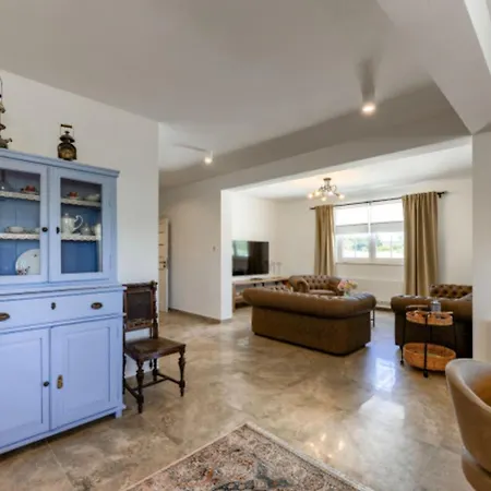 Rustic Perosa With Heated Pool Villa *