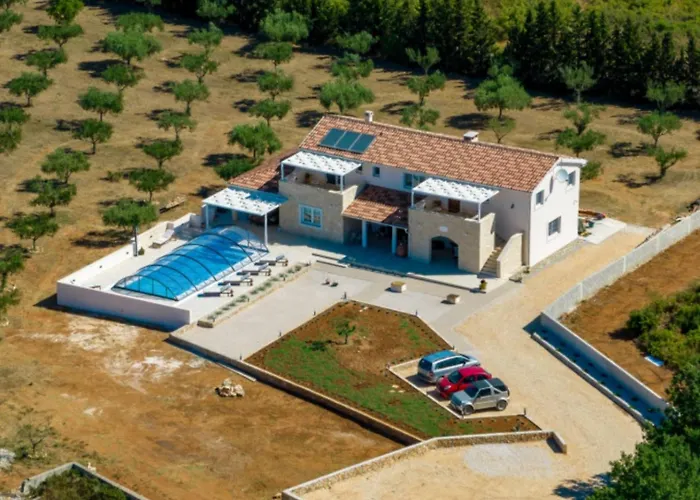 Вилла Rustic Perosa With Heated Pool Затон