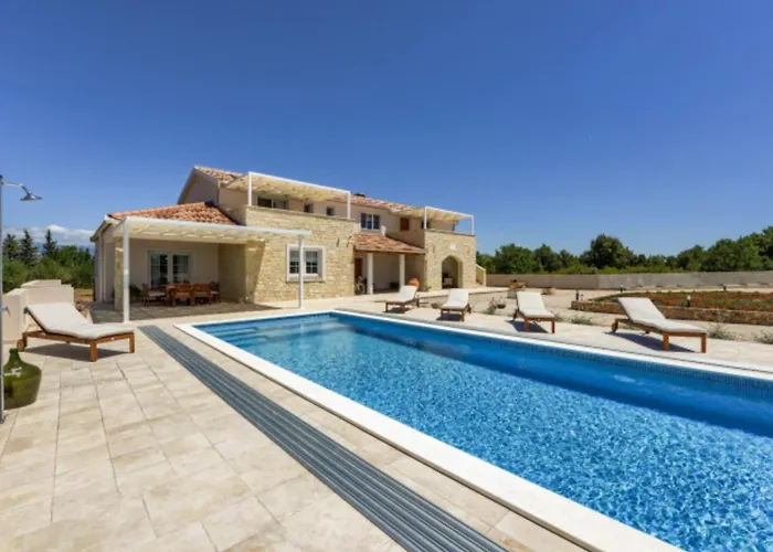 Vila Rustic Perosa With Heated Pool