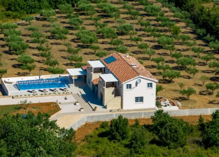 Vila Rustic Perosa With Heated Pool